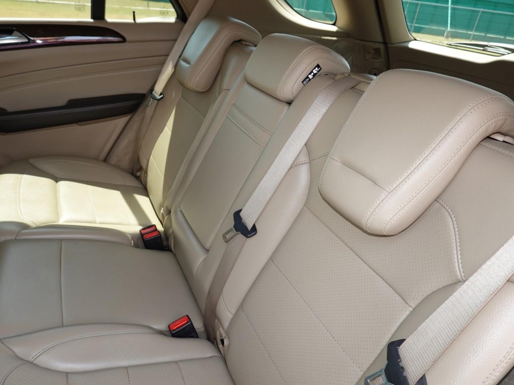 Mercedes-Benz M-Class Vehicle Full-screen Gallery Image 19