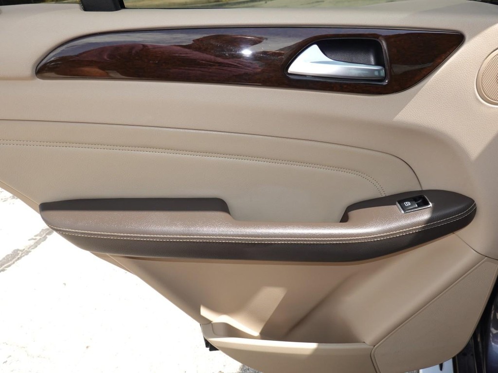 Mercedes-Benz M-Class Vehicle Full-screen Gallery Image 20