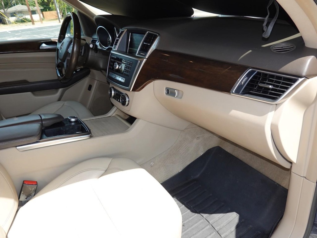 Mercedes-Benz M-Class Vehicle Full-screen Gallery Image 21