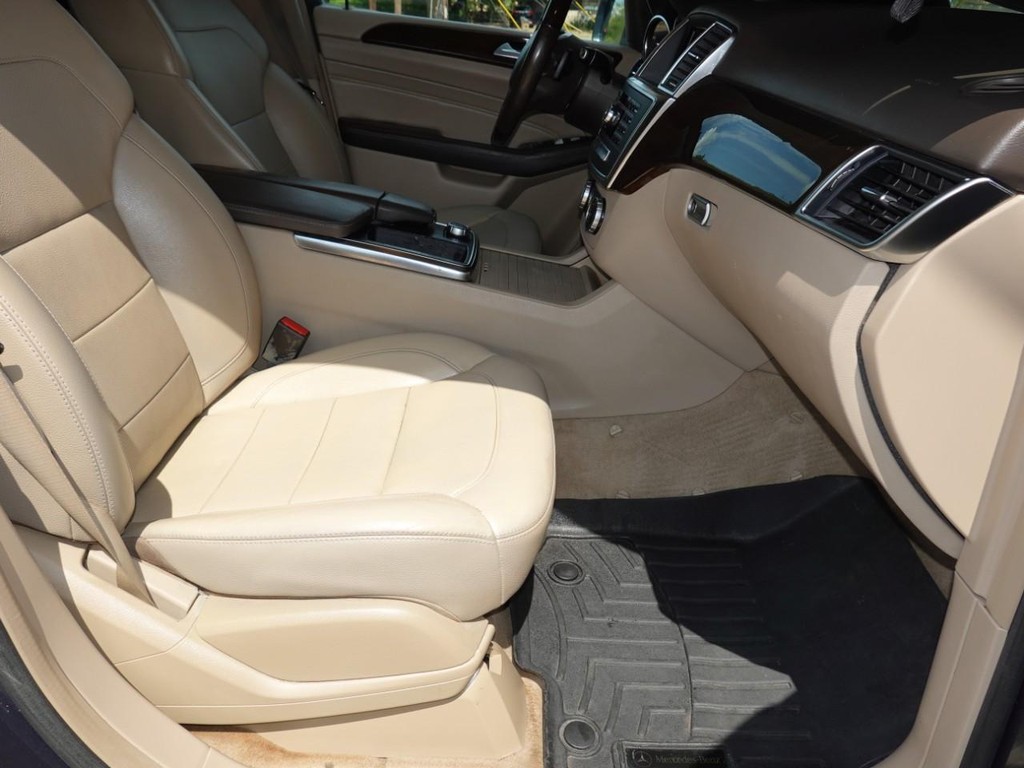 Mercedes-Benz M-Class Vehicle Full-screen Gallery Image 22