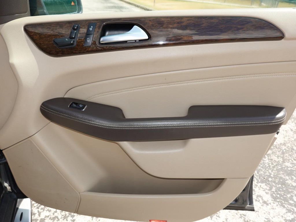 Mercedes-Benz M-Class Vehicle Full-screen Gallery Image 23