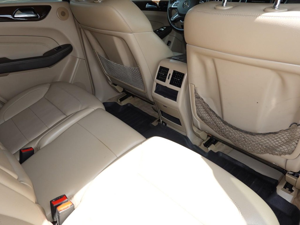 Mercedes-Benz M-Class Vehicle Full-screen Gallery Image 24
