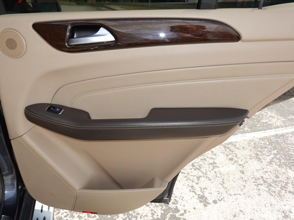 Mercedes-Benz M-Class Vehicle Full-screen Gallery Image 25