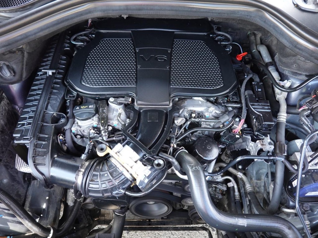 Mercedes-Benz M-Class Vehicle Full-screen Gallery Image 26