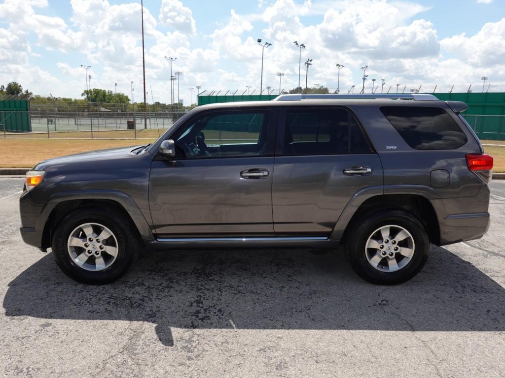 Toyota 4Runner Vehicle Full-screen Gallery Image 04