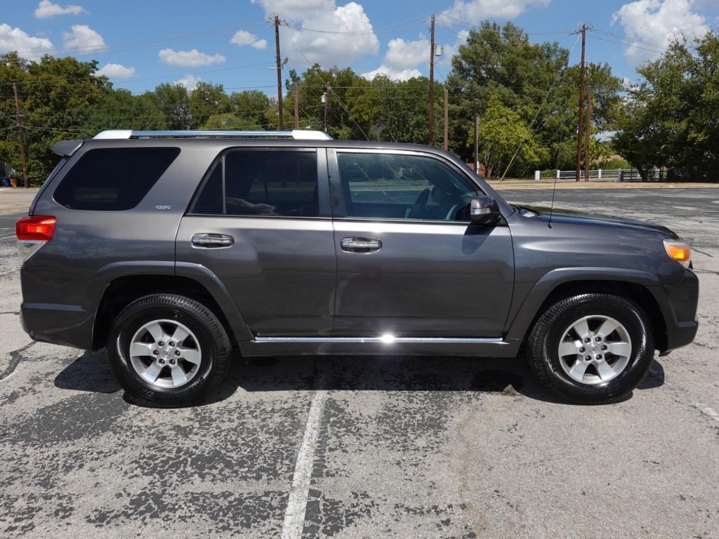 Toyota 4Runner Vehicle Full-screen Gallery Image 08
