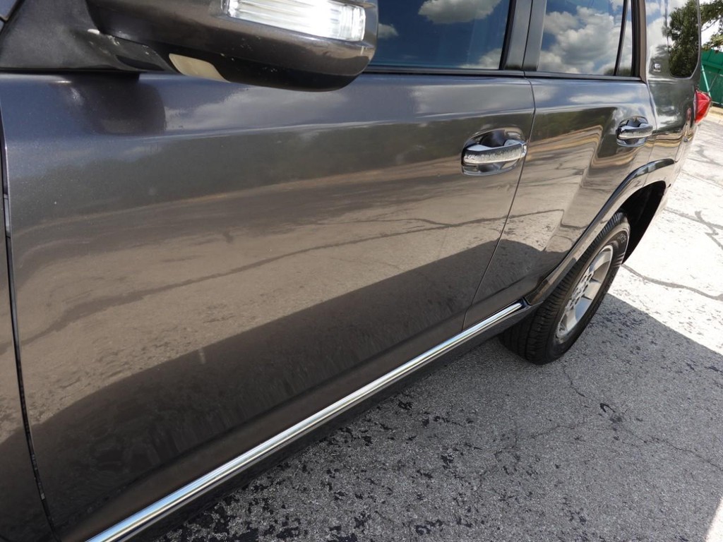 Toyota 4Runner Vehicle Full-screen Gallery Image 10