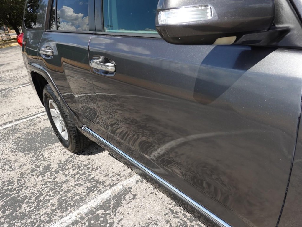 Toyota 4Runner Vehicle Full-screen Gallery Image 11