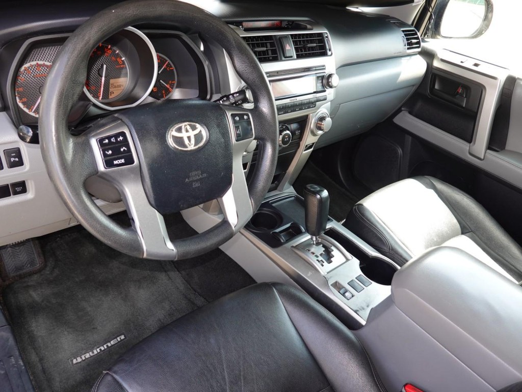Toyota 4Runner Vehicle Full-screen Gallery Image 16