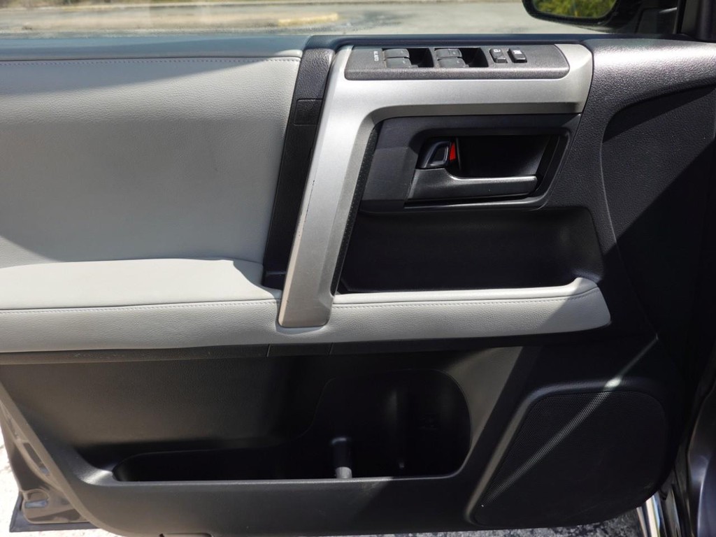 Toyota 4Runner Vehicle Full-screen Gallery Image 17