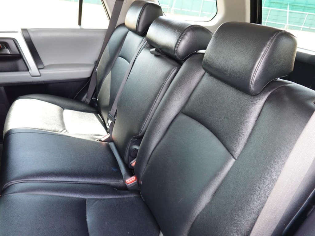 Toyota 4Runner Vehicle Full-screen Gallery Image 18