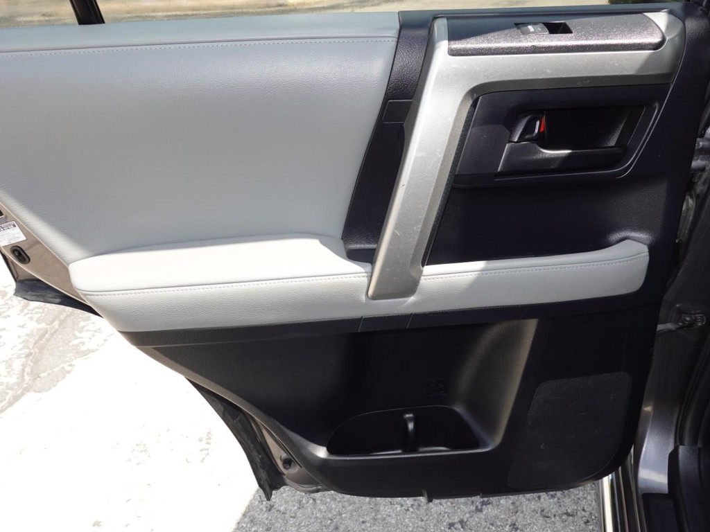 Toyota 4Runner Vehicle Full-screen Gallery Image 19