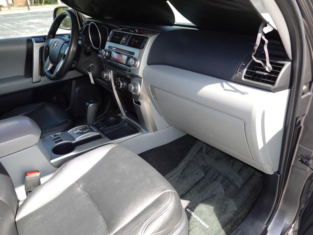 Toyota 4Runner Vehicle Full-screen Gallery Image 20