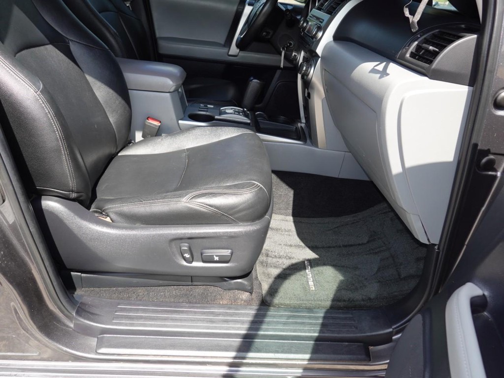 Toyota 4Runner Vehicle Full-screen Gallery Image 21