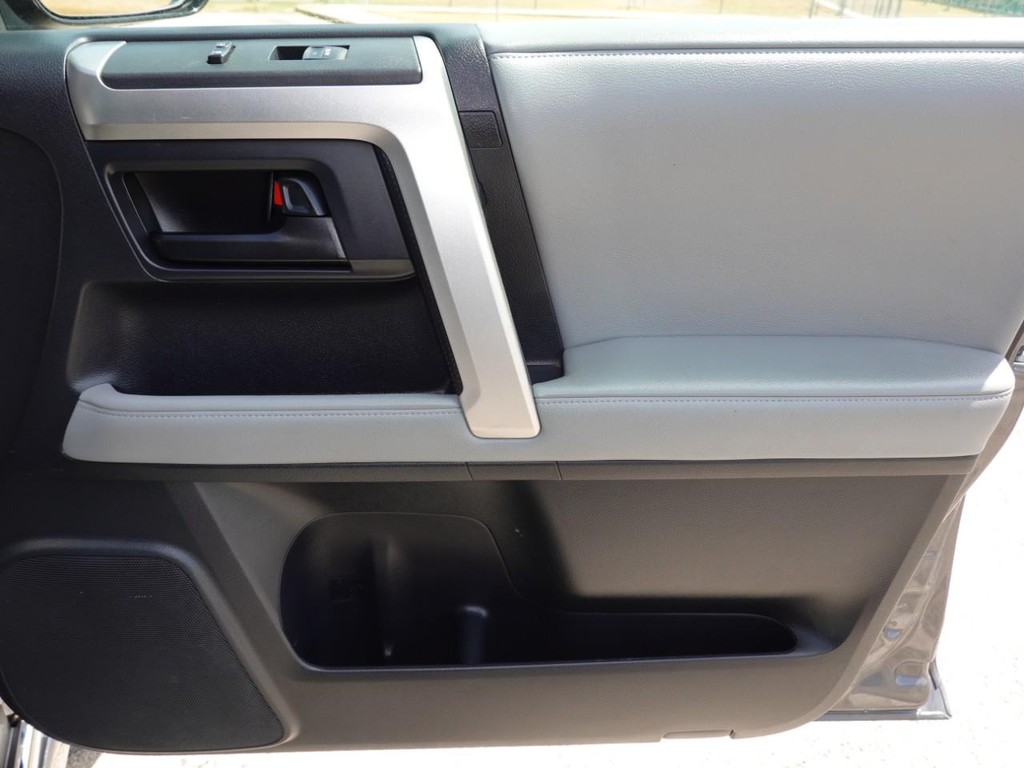 Toyota 4Runner Vehicle Full-screen Gallery Image 22