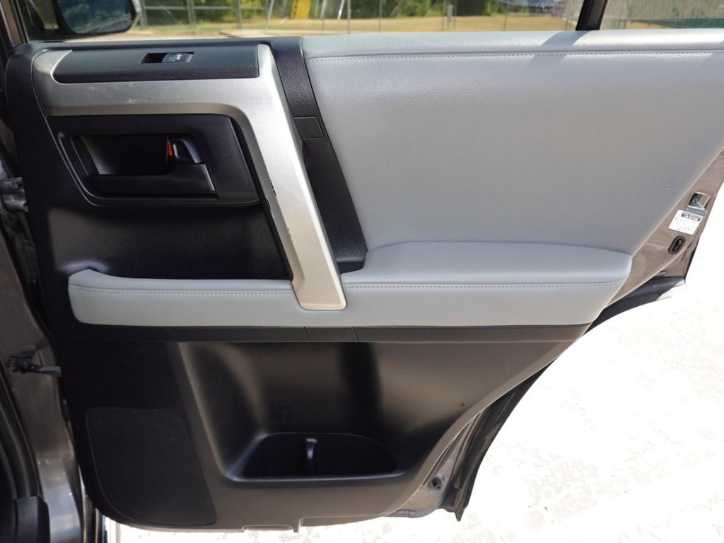 Toyota 4Runner Vehicle Full-screen Gallery Image 24