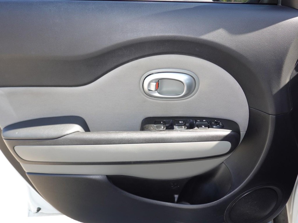 Kia Soul Vehicle Full-screen Gallery Image 17