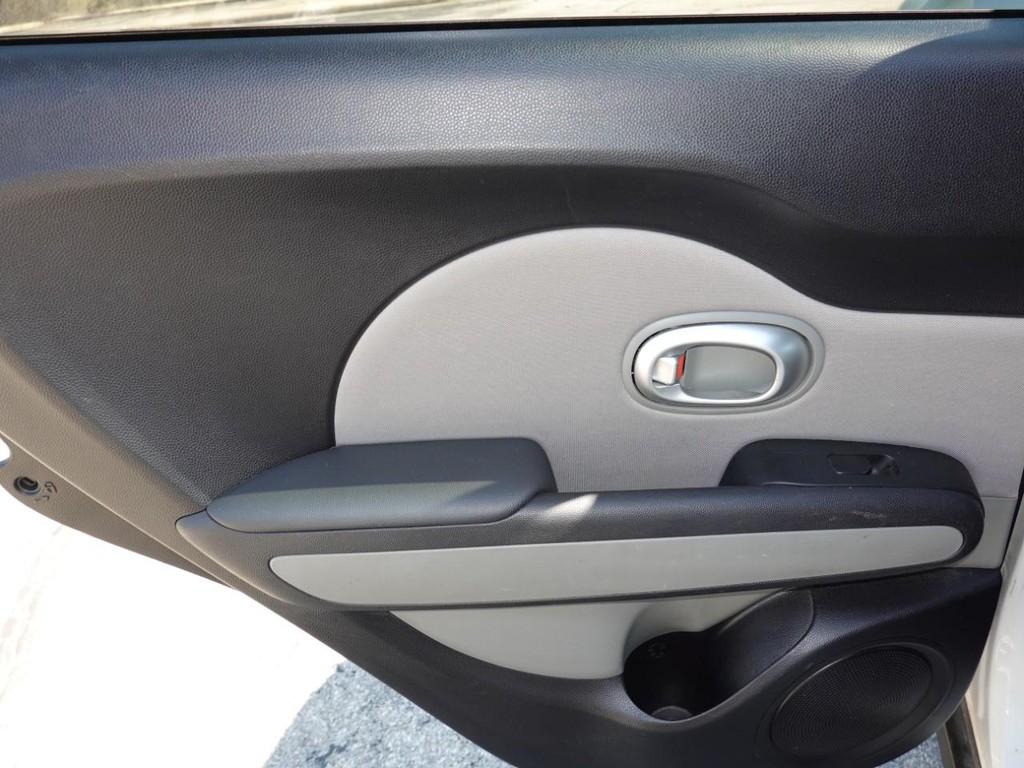 Kia Soul Vehicle Full-screen Gallery Image 19