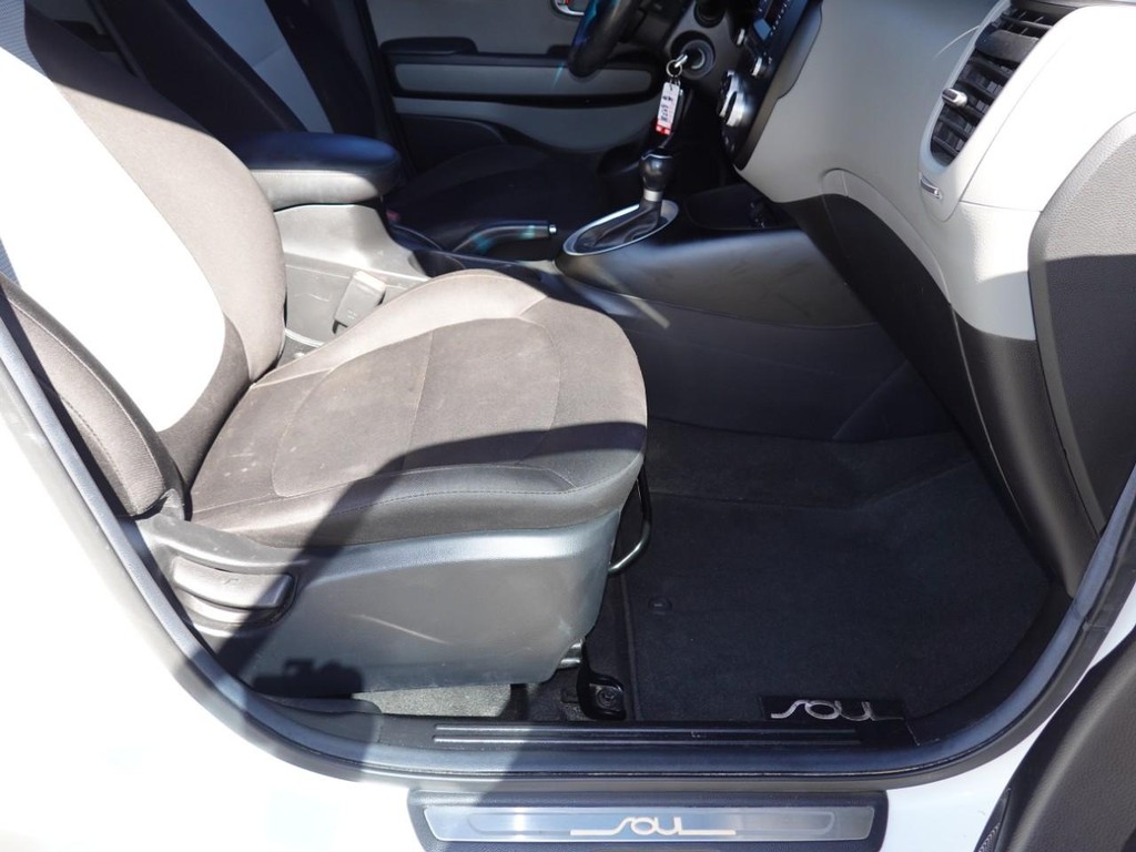 Kia Soul Vehicle Full-screen Gallery Image 21