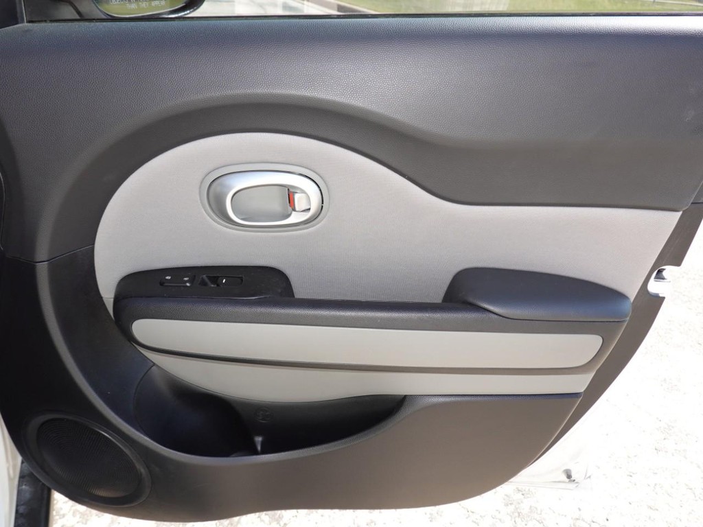 Kia Soul Vehicle Full-screen Gallery Image 22