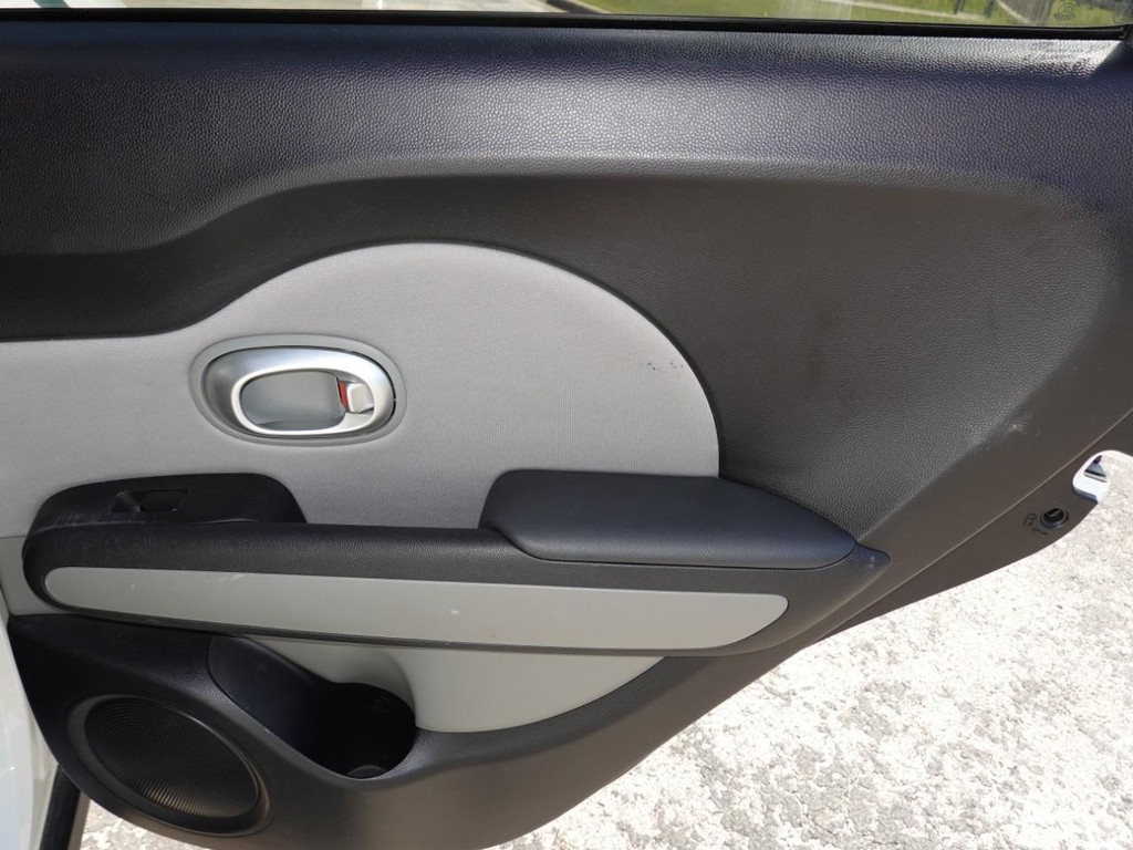 Kia Soul Vehicle Full-screen Gallery Image 24