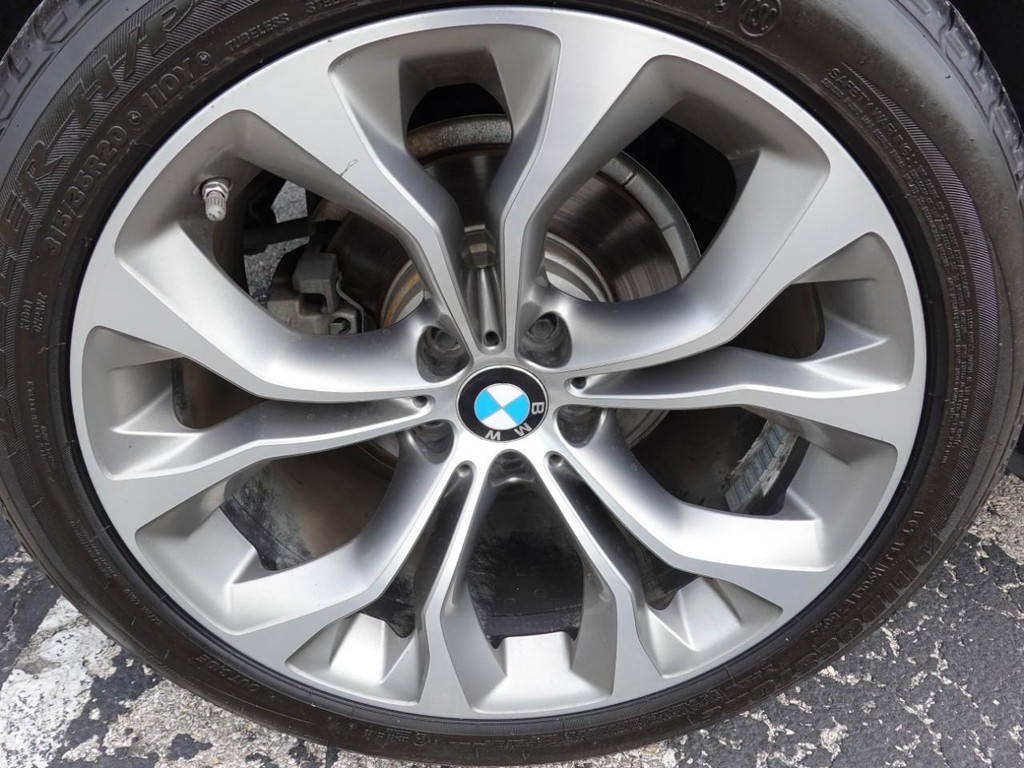 BMW X5 Vehicle Full-screen Gallery Image 09