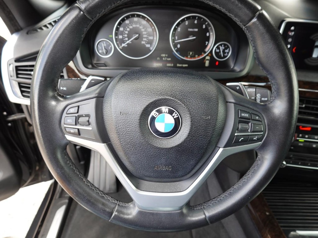 BMW X5 Vehicle Full-screen Gallery Image 13
