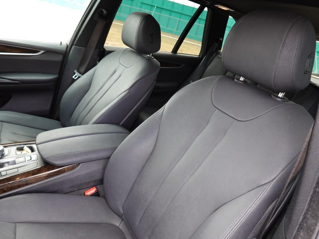 BMW X5 Vehicle Full-screen Gallery Image 15