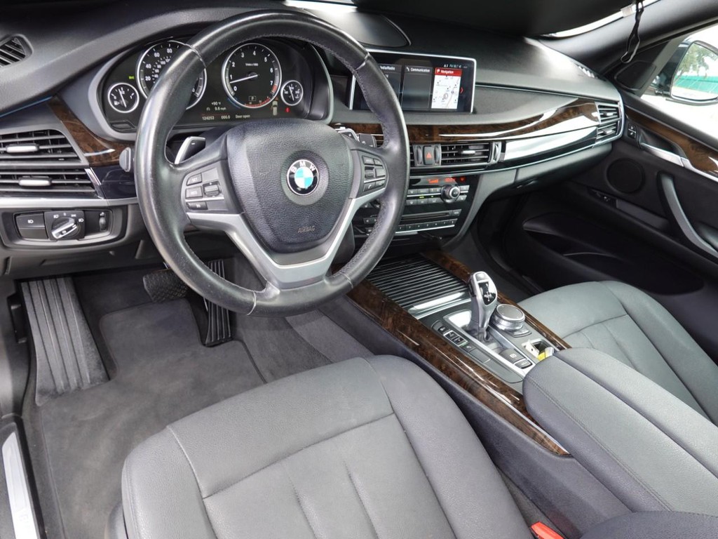 BMW X5 Vehicle Full-screen Gallery Image 17