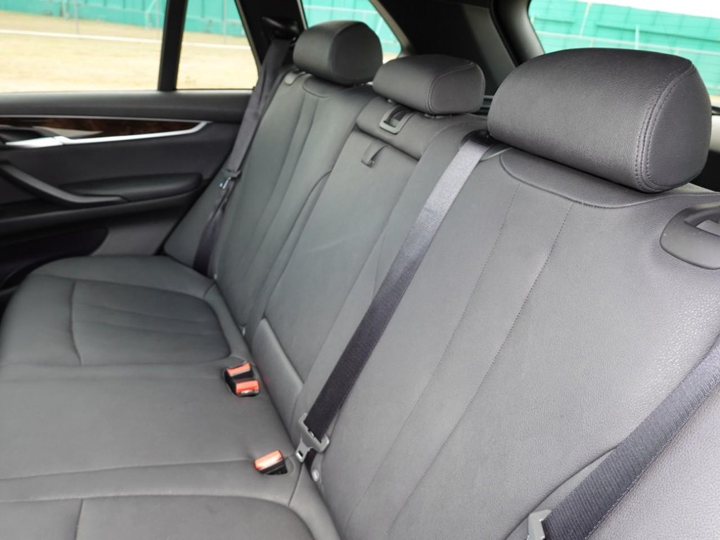 BMW X5 Vehicle Full-screen Gallery Image 19