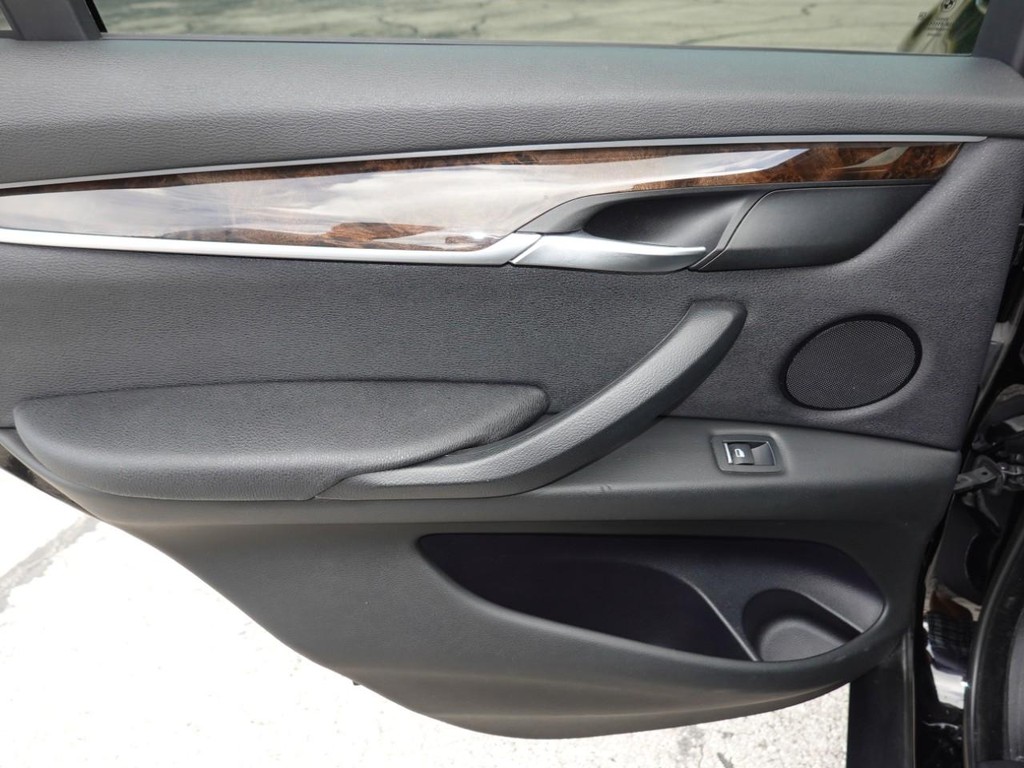 BMW X5 Vehicle Full-screen Gallery Image 20