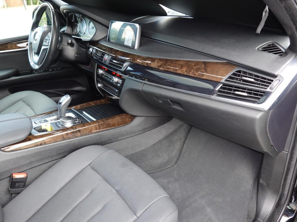 BMW X5 Vehicle Full-screen Gallery Image 21
