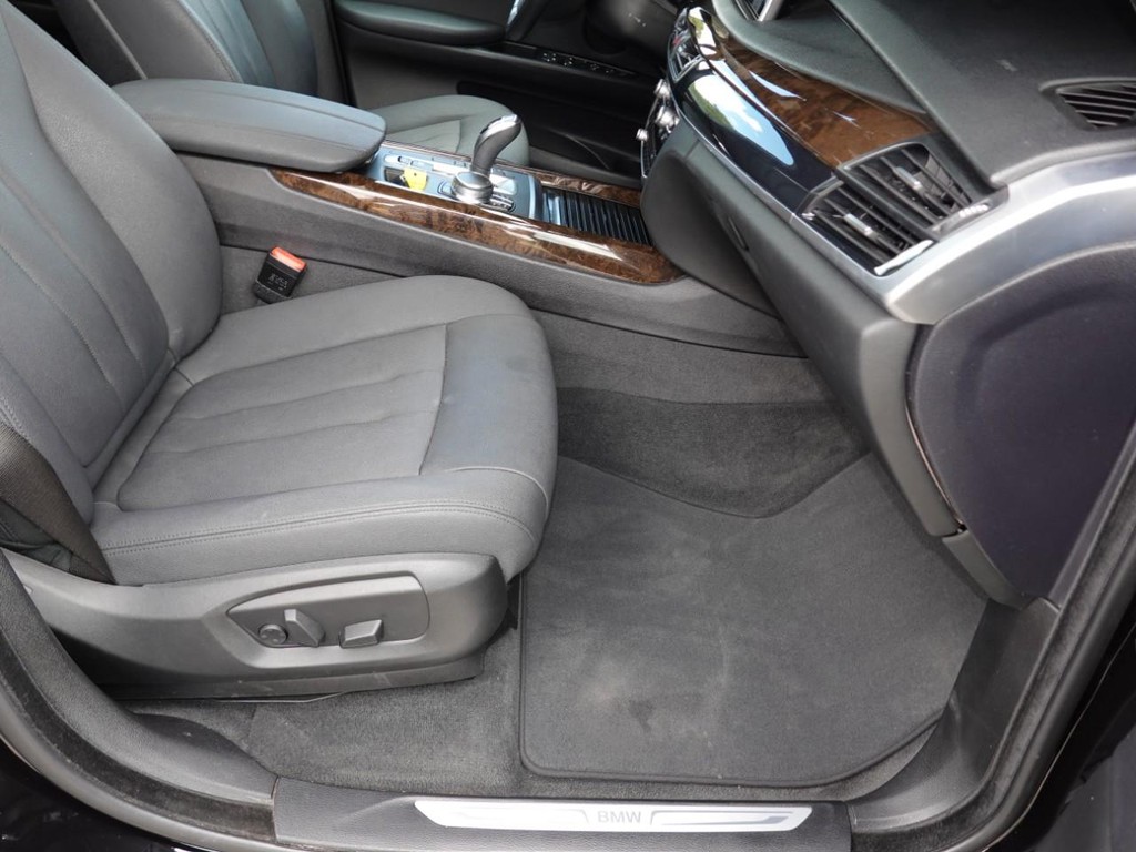 BMW X5 Vehicle Full-screen Gallery Image 22