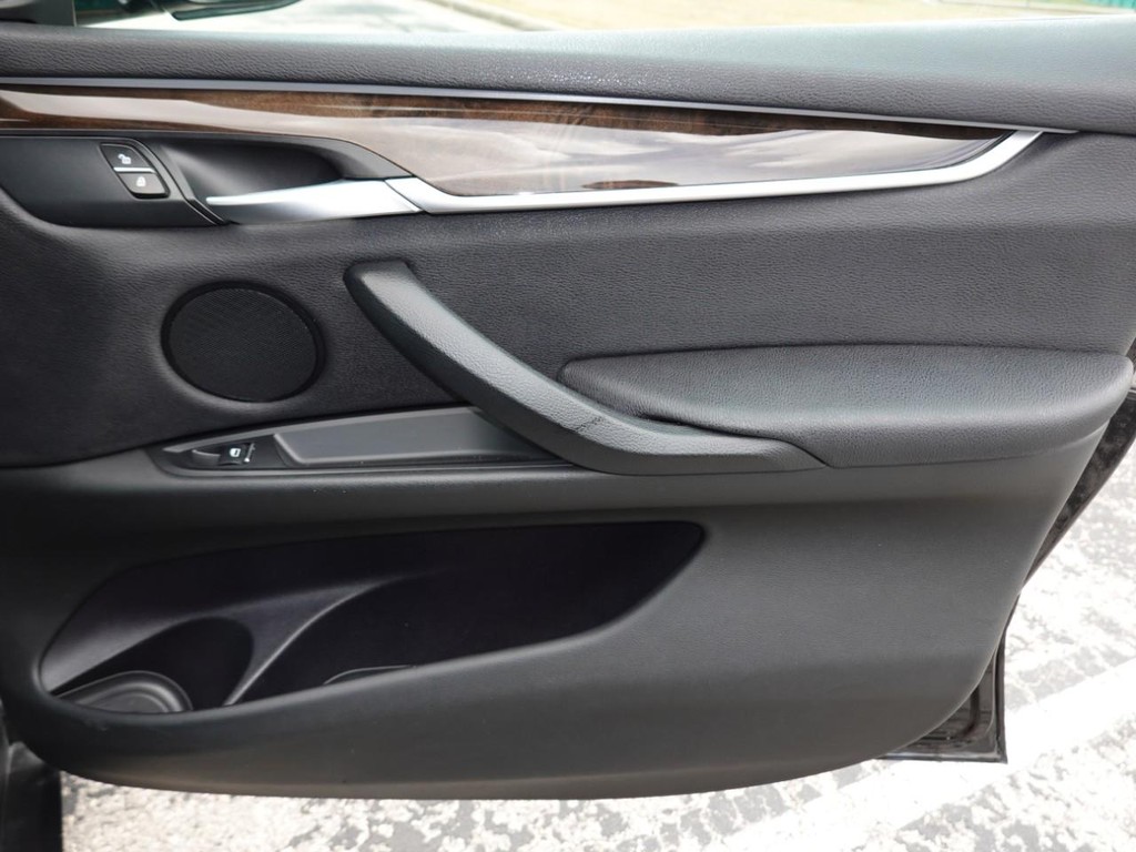 BMW X5 Vehicle Full-screen Gallery Image 23