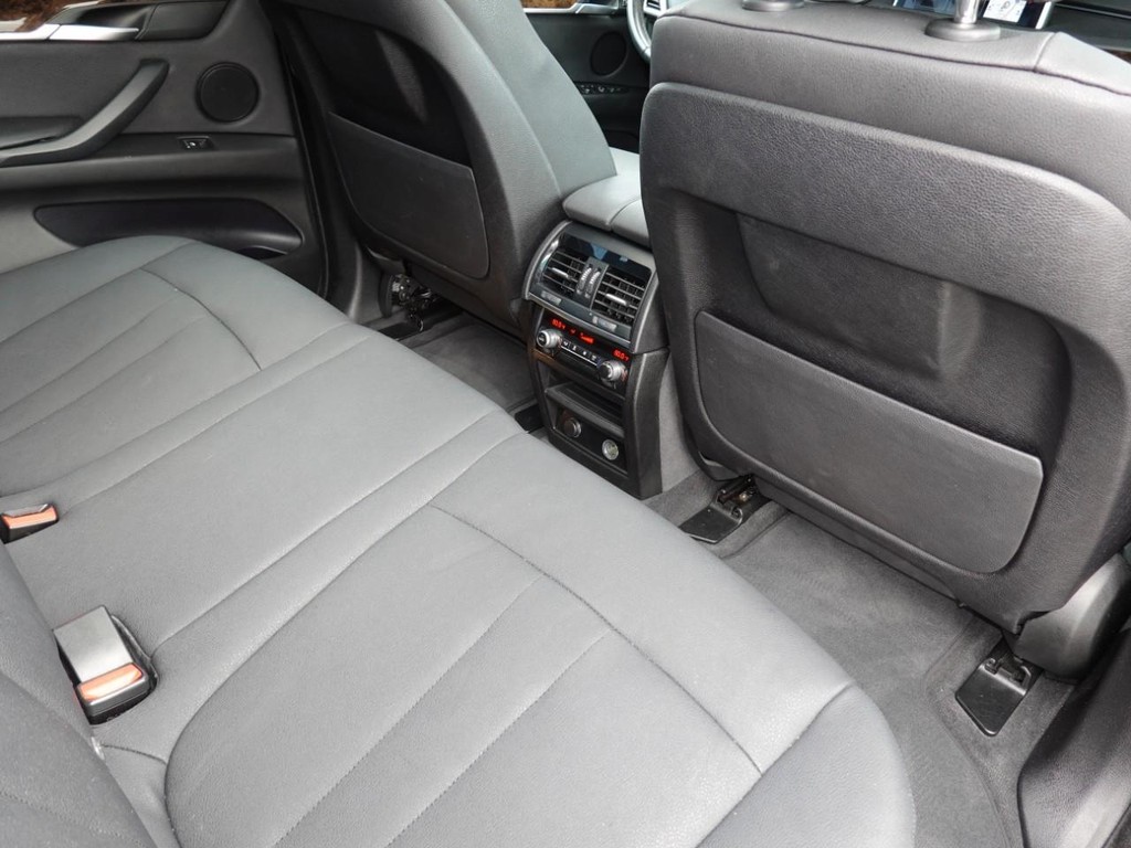 BMW X5 Vehicle Full-screen Gallery Image 24