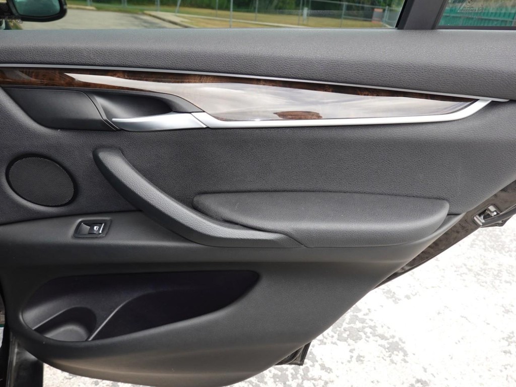 BMW X5 Vehicle Full-screen Gallery Image 25