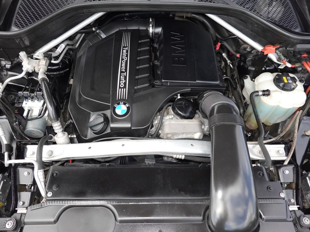 BMW X5 Vehicle Full-screen Gallery Image 28