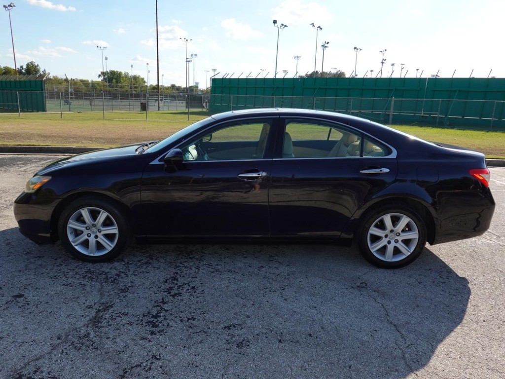Lexus ES 350 Vehicle Full-screen Gallery Image 04