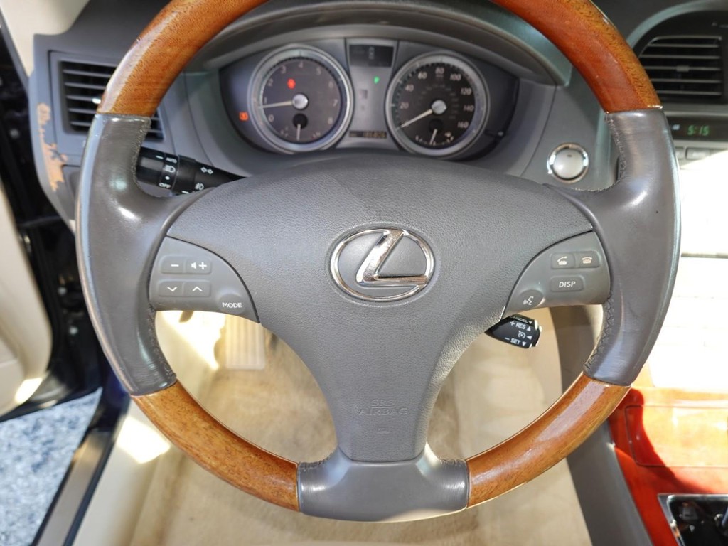 Lexus ES 350 Vehicle Full-screen Gallery Image 13