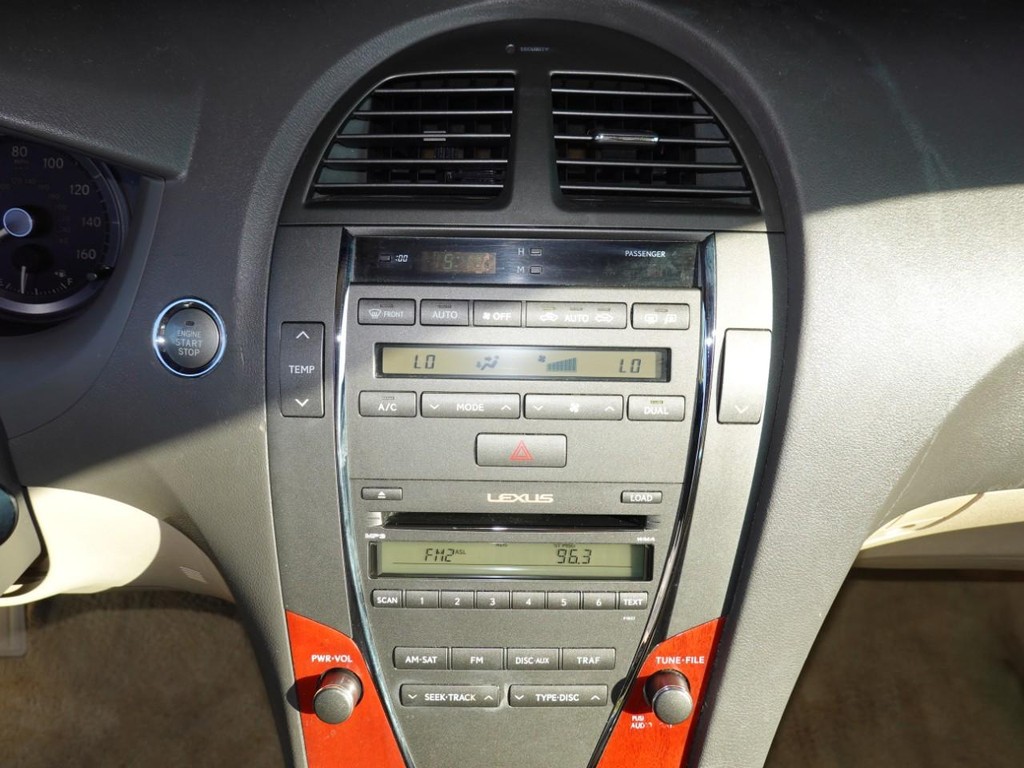 Lexus ES 350 Vehicle Full-screen Gallery Image 14