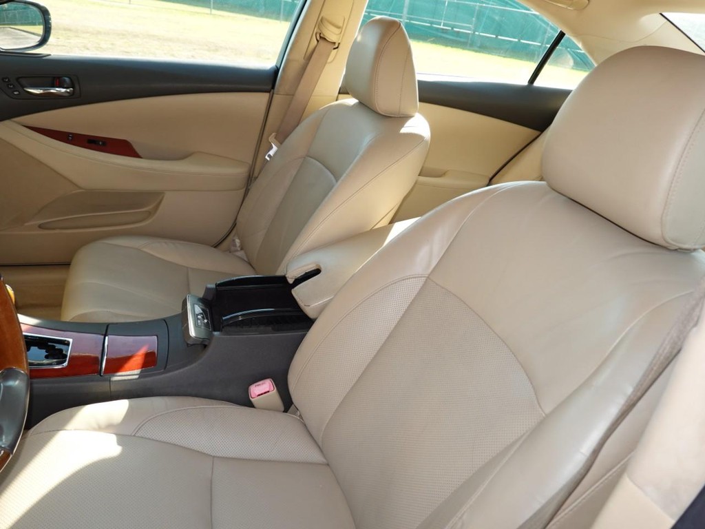 Lexus ES 350 Vehicle Full-screen Gallery Image 15