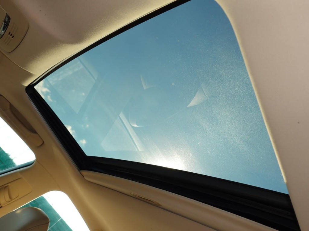 Lexus ES 350 Vehicle Full-screen Gallery Image 16