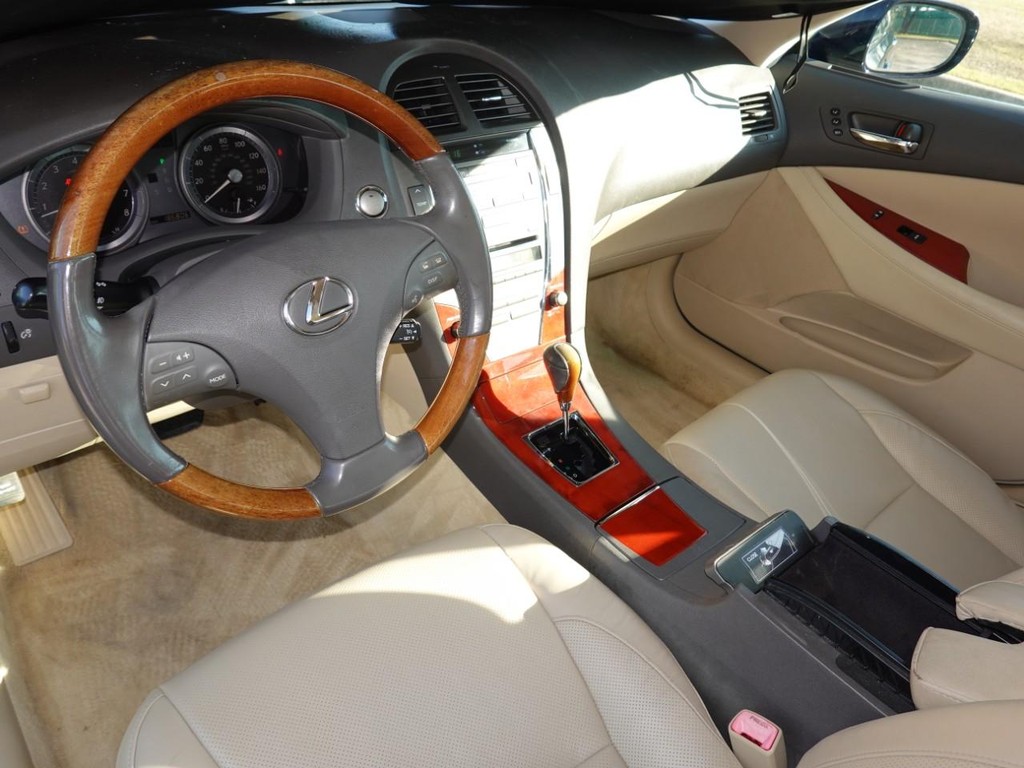 Lexus ES 350 Vehicle Full-screen Gallery Image 17