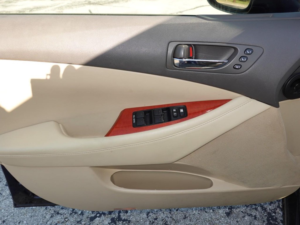 Lexus ES 350 Vehicle Full-screen Gallery Image 18