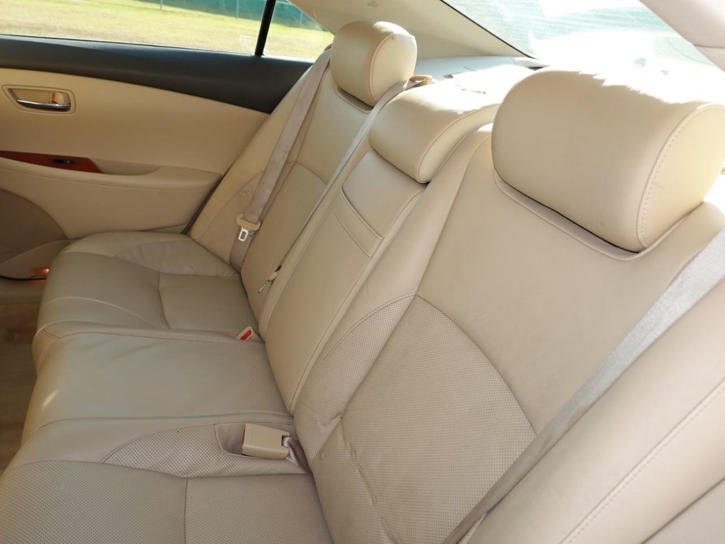 Lexus ES 350 Vehicle Full-screen Gallery Image 19