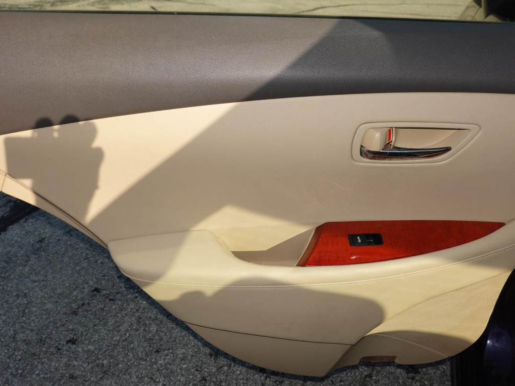 Lexus ES 350 Vehicle Full-screen Gallery Image 20