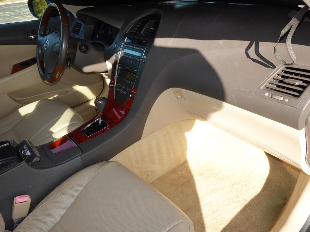 Lexus ES 350 Vehicle Full-screen Gallery Image 21