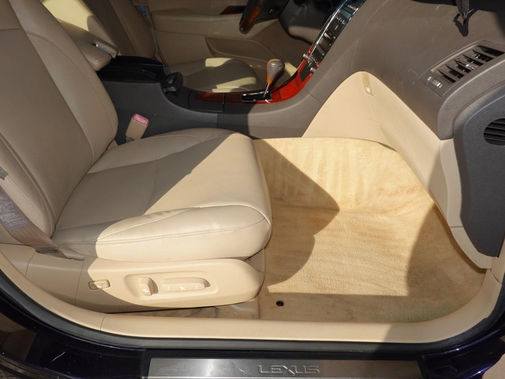 Lexus ES 350 Vehicle Full-screen Gallery Image 22