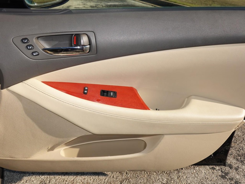 Lexus ES 350 Vehicle Full-screen Gallery Image 23