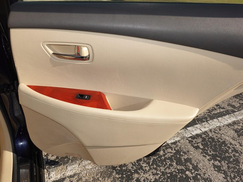 Lexus ES 350 Vehicle Full-screen Gallery Image 25